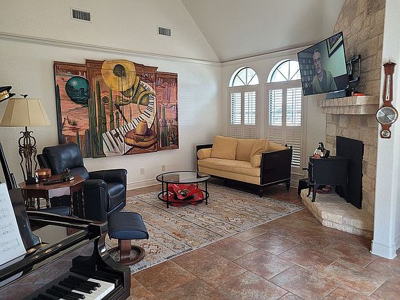 4th image of 321 E Bandera Rd