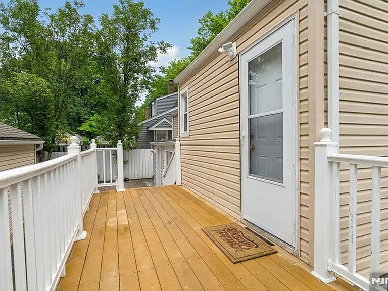 670 John St — Photo 32