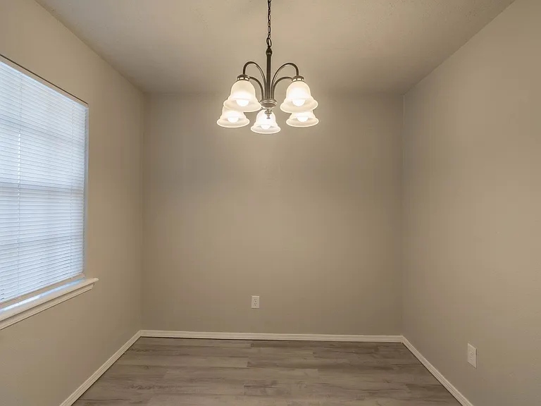 1355 E 60th St Duplex — Photo 11