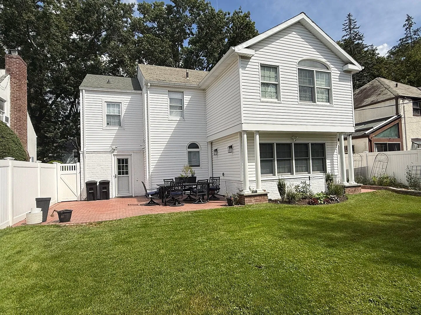 Mint 4 Bedroom/2.5 Bath Colonial Home in Valley Stream! — Photo 2