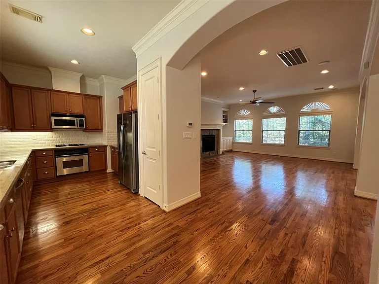 2807 Albany St — Photo 7