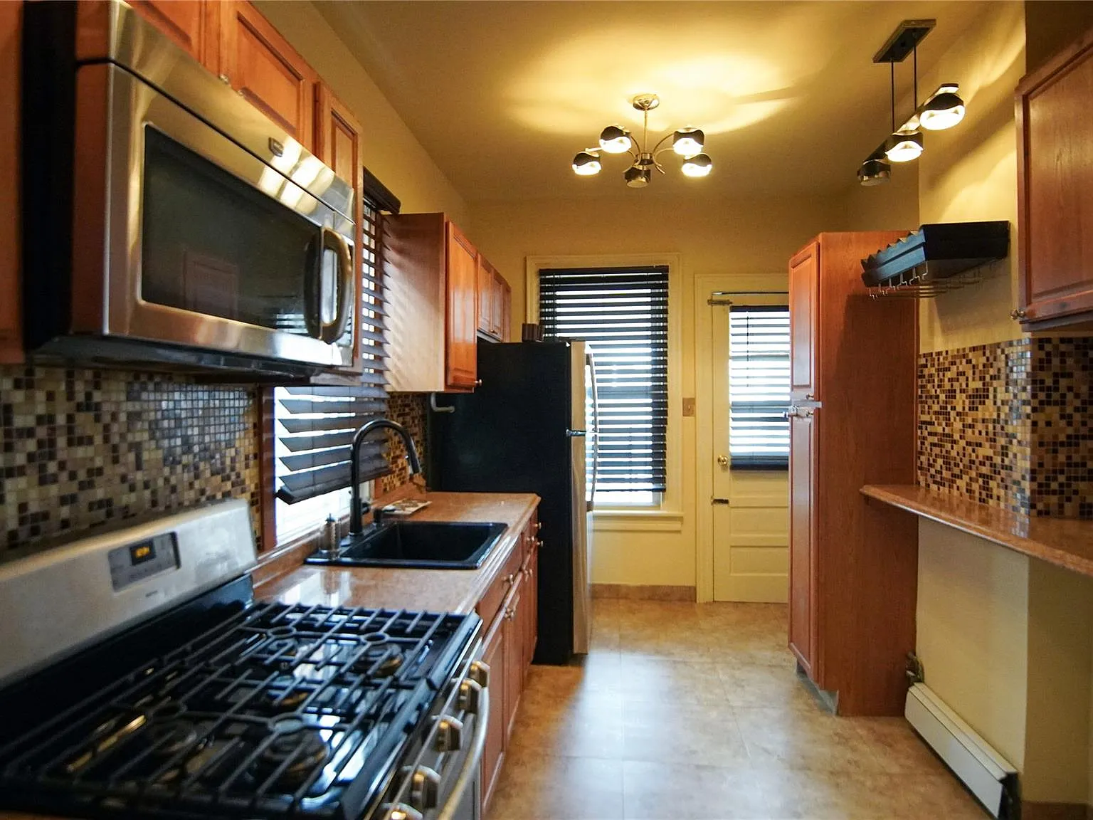 3 bed, 1.0 bath, 1250 sqft, $3,753 — Photo 4