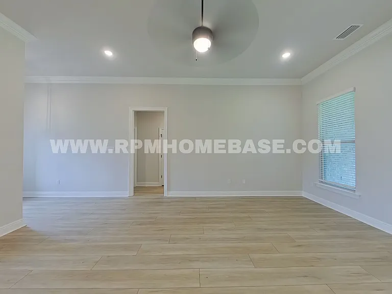 2700 Louise Dr — Photo 2