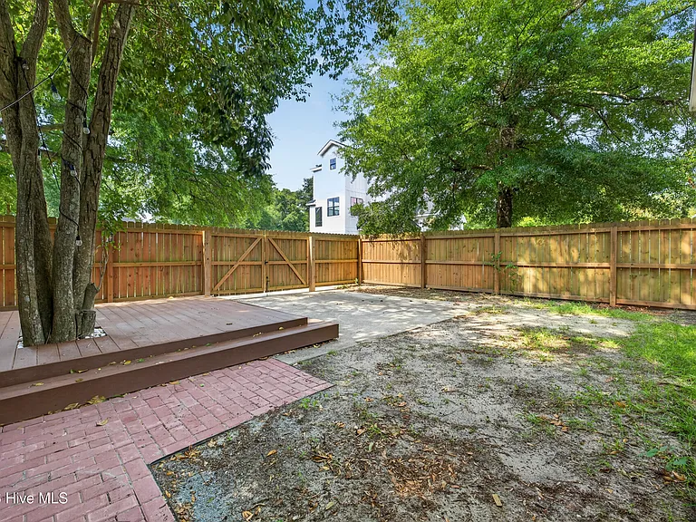 636 Brunswick St — Photo 24
