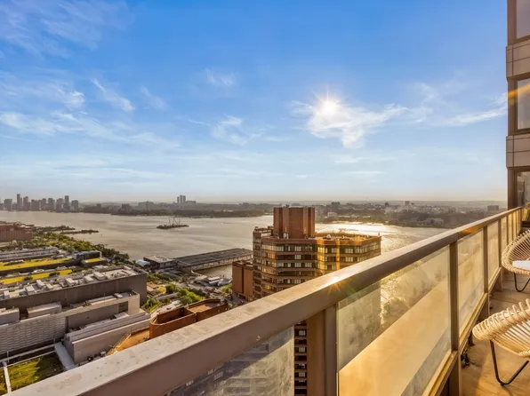 635 West 42nd Street image 6 of 22