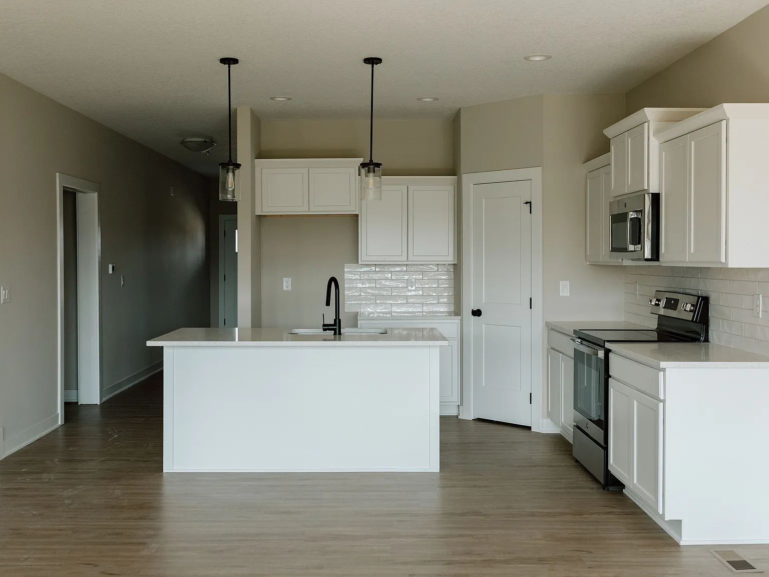 2 bed, 2.0 bath, 1385 sqft, $2,095 — Photo 1