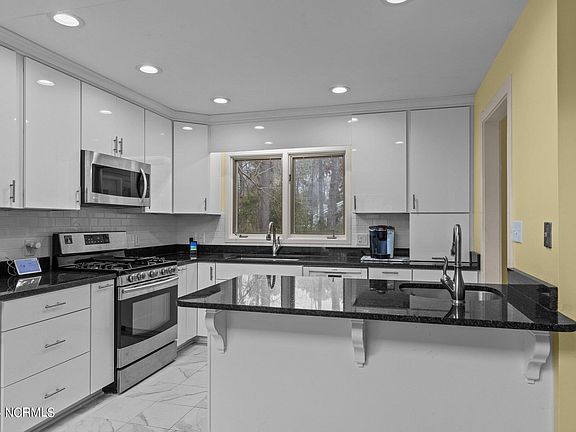 5th image of 101 Fairway Drive E