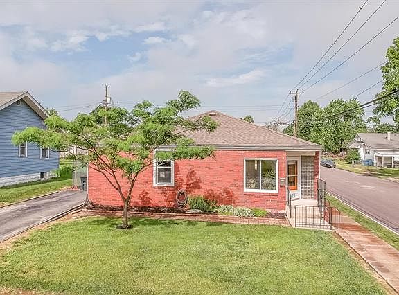 2nd image of 470 Leslie Ave