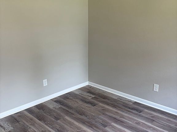 3rd image of 19 Michele Dr Room 4
