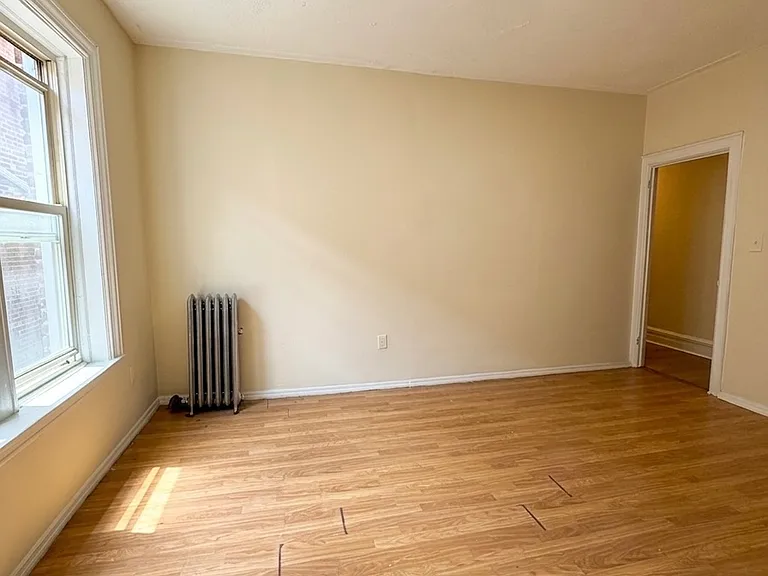 519 Sheffield Ave #2R — Photo 4