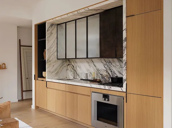135 E 47th St #21D, New York, NY 10017