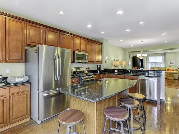 3rd image of 325 Princeton Ct
