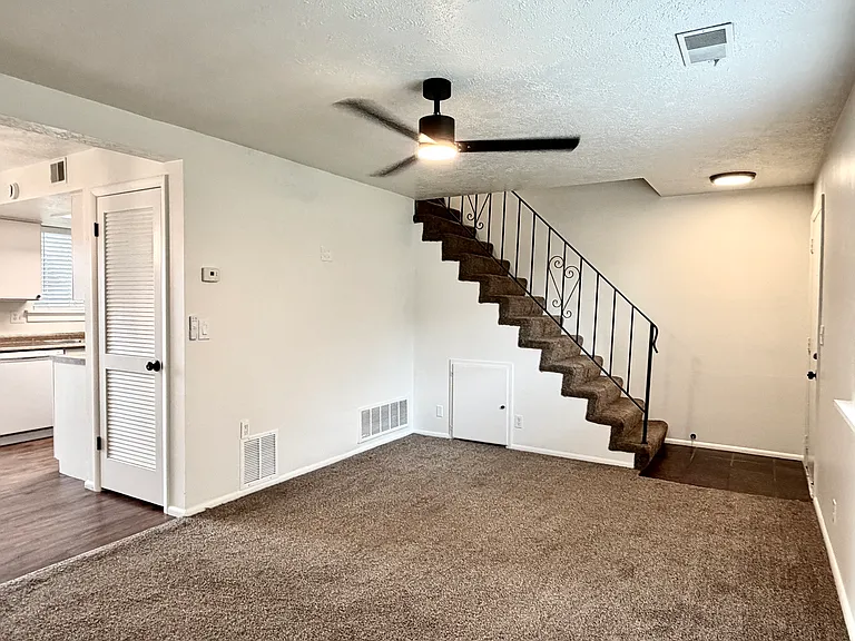 359 N 100 W #4 — Photo 8
