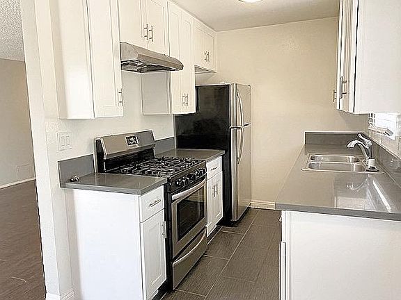 4th image of 1942 Vista Del Mar St APT 2