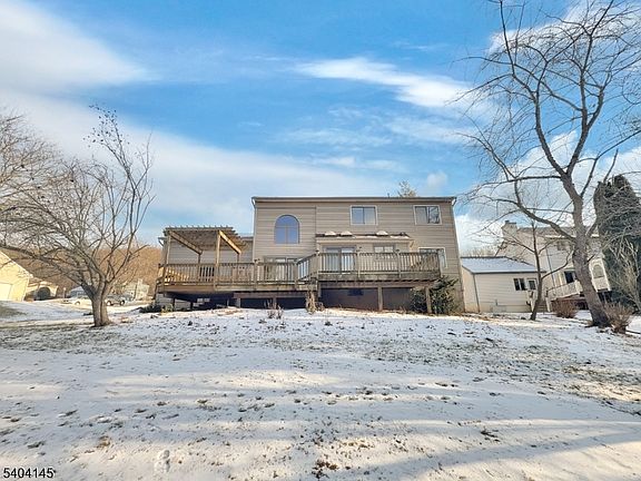 5th image of 16 Knob Hill Rd