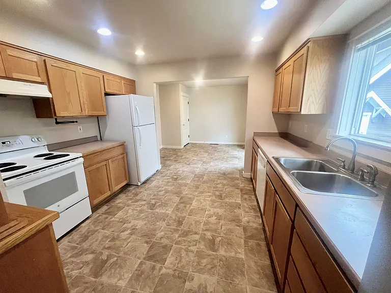 114 SE Roosevelt Ave #&-2 — Photo 2