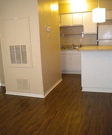 3rd image of 1402 Holleman Dr #105