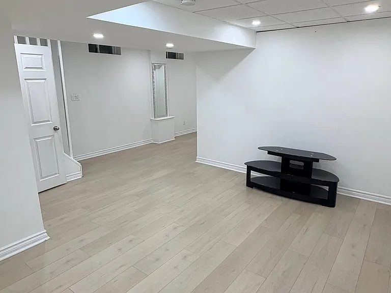 328 Woodspring Ave #BASEMENT — Photo 21
