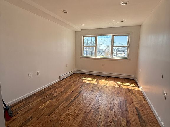 5th image of 228 Beach 32nd St #1