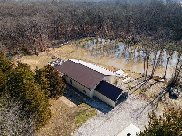1851 E Pinnacles Rd, Sturgeon, MO 65284