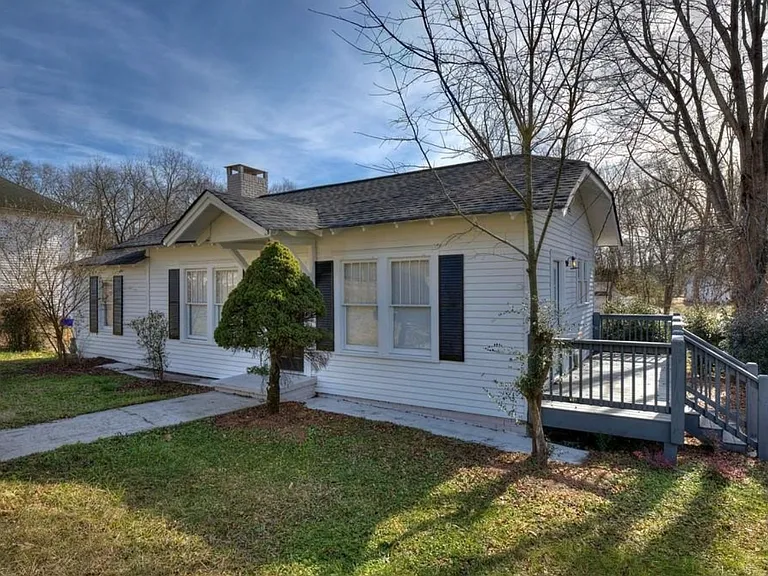 Ranch house on top of standable crawlspace