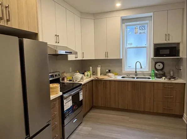 643 Bathurst St #202, Toronto, ON M5S 2R2