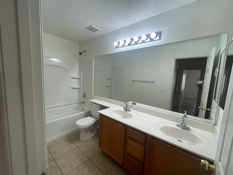 915 W Bowker St — Photo 14