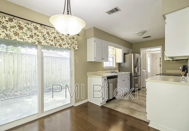 776 Whitney Dr — Photo 9