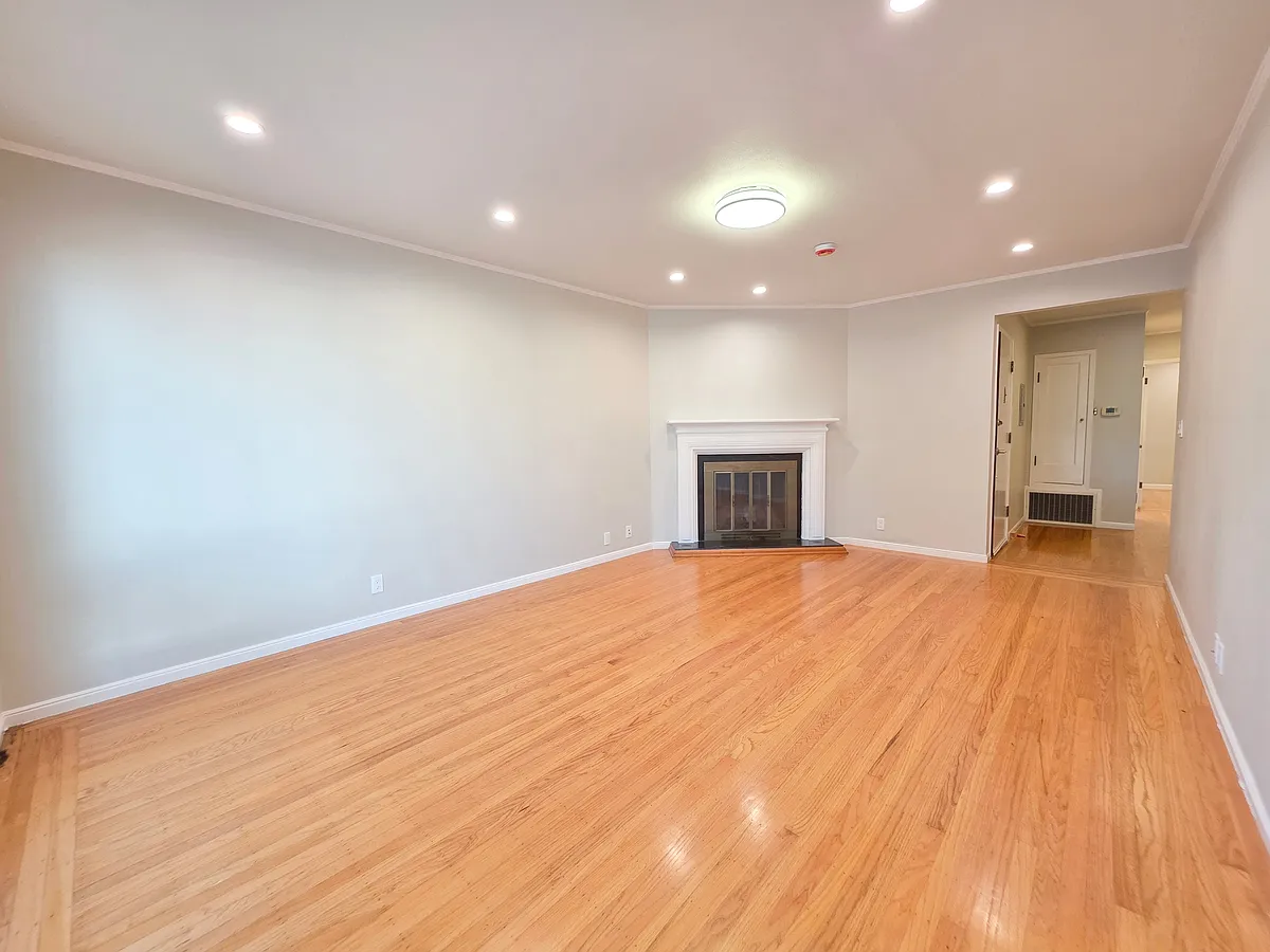 Building Photo - 2410-2412 34th Ave #2410