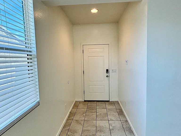 10231 W Southgate Ave — Photo 2