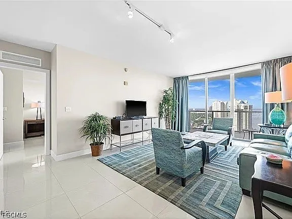 2 bed, 2.0 bath, 1319 sqft, $2,100 — Photo 4