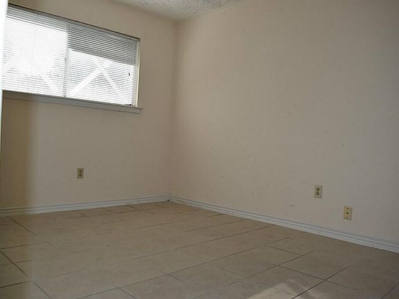 4th image of 12211 Plumbrook Dr