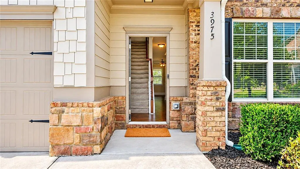 5 bed, 3.5 bath, 3068 sqft, $2,900 — Photo 2