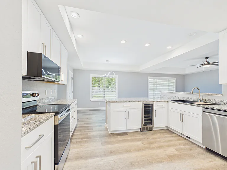 483 Baypoint Dr — Photo 10