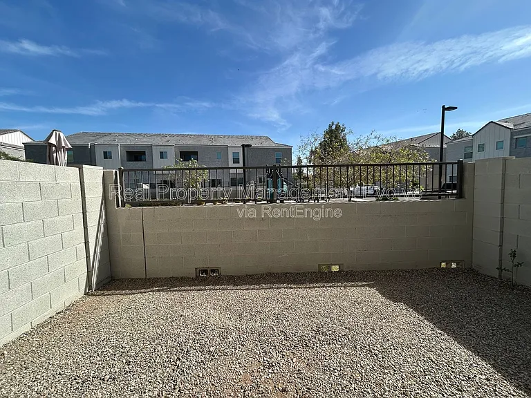 2244 W Laurie Ln — Photo 29