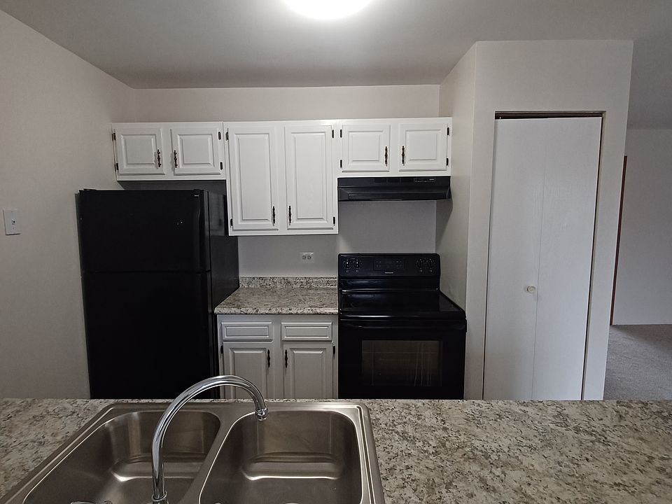 1st image of 145 Glen St APT 2