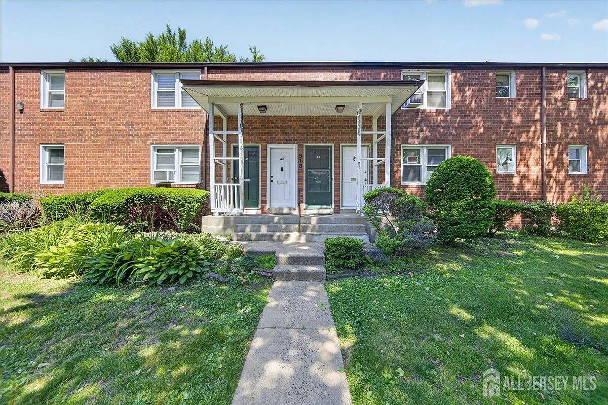 1 bed, 1.0 bath, $1,800 — Photo 1