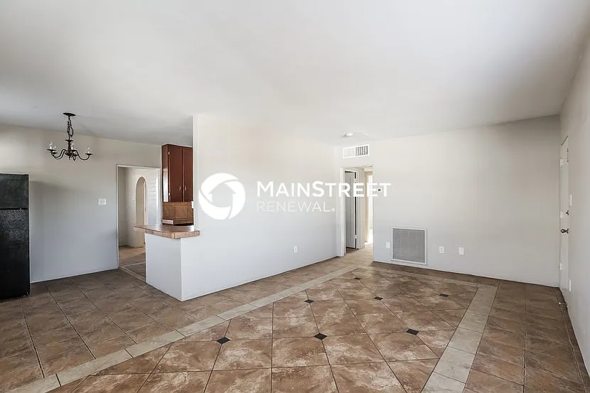 3434 E Polk St — Photo 4