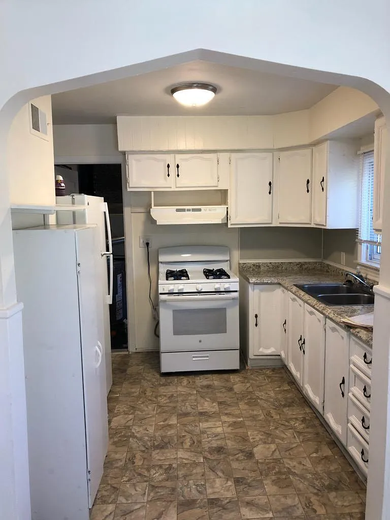 3 bed, 993 sqft, $1,200 — Photo 3