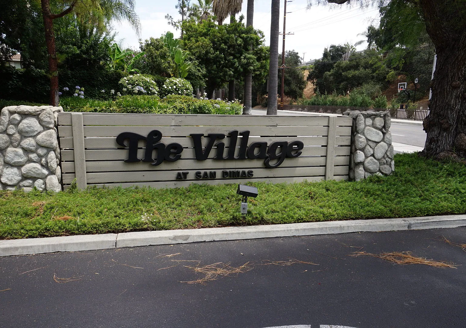 Luxury 3-bed and 2 bath property in San Dimas — Photo 1