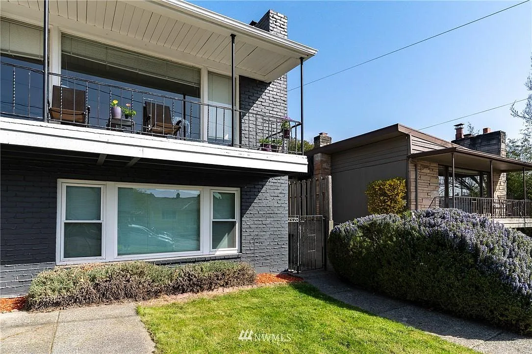 2320 W Crockett St — Photo 2