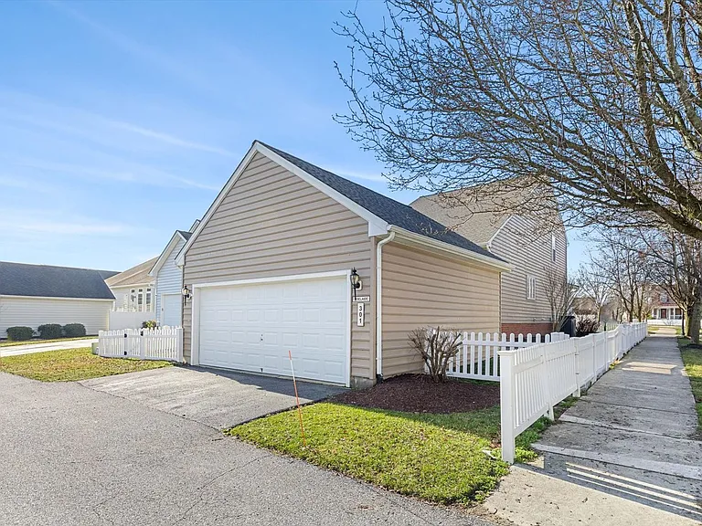 301 Adelaide Dr — Photo 46
