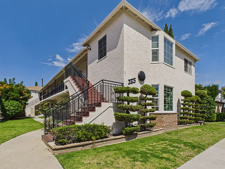 765 Temple Ave — Photo 11