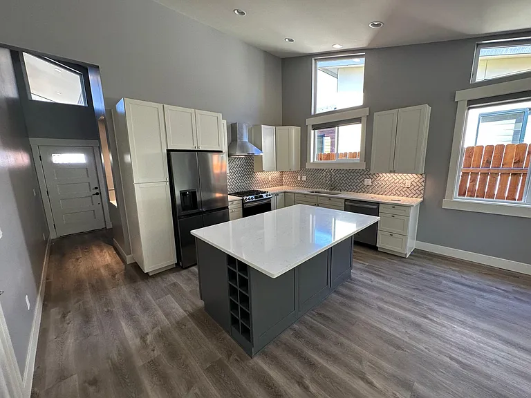 912 Citadel Dr — Photo 16