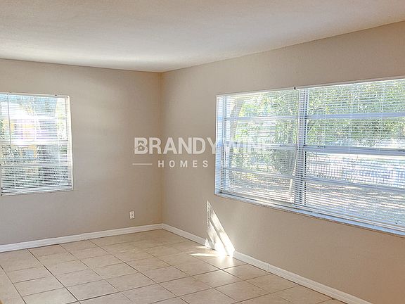 4th image of 5711 N 43rd St