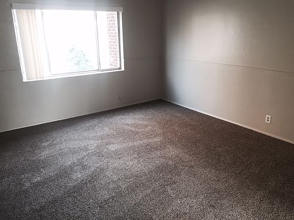Oversized family room with new carpet and paint
