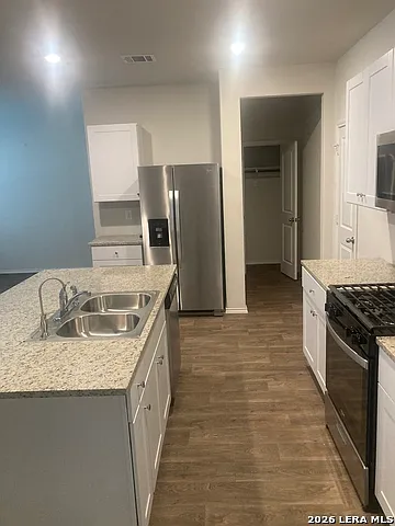 4 bed, 2.5 bath, 2223 sqft, $2,000 — Photo 3