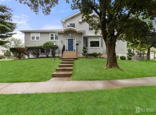 28 Marshall Dr, Edison, NJ 08817