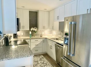 215 Barry Ave S APT 201, Wayzata, MN 55391