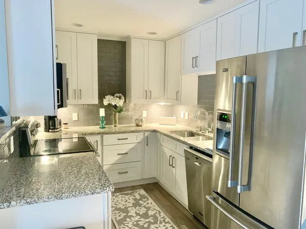 215 Barry Ave S APT 201, Wayzata, MN 55391